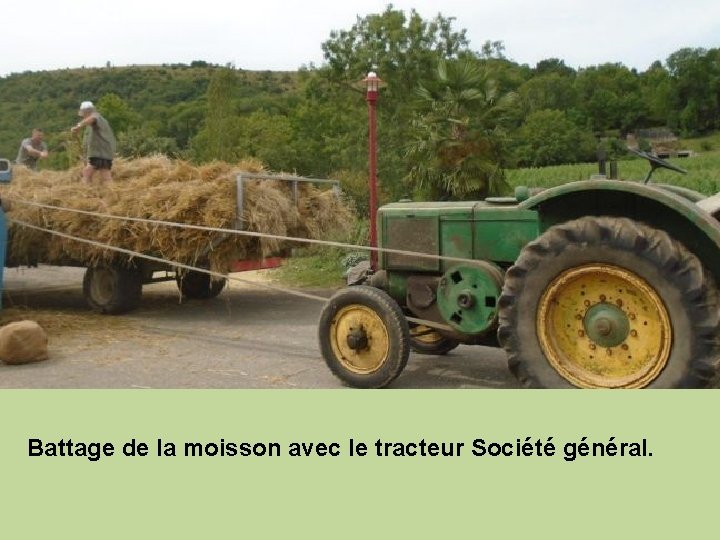 Battage de la moisson avec le tracteur Société général. 