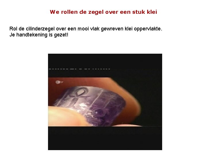 We rollen de zegel over een stuk klei Rol de cilinderzegel over een mooi