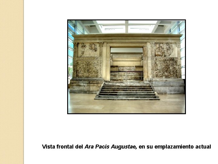 Vista frontal del Ara Pacis Augustae, en su emplazamiento actual 