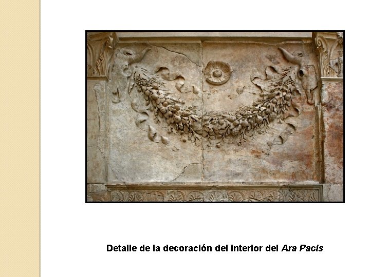 Detalle de la decoración del interior del Ara Pacis 