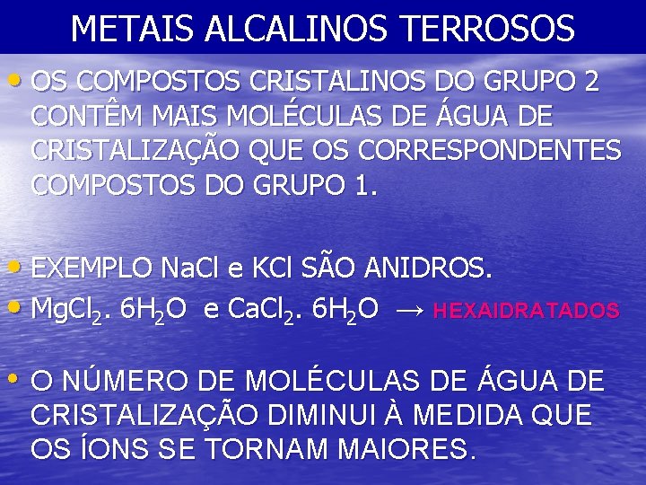 METAIS ALCALINOS TERROSOS • OS COMPOSTOS CRISTALINOS DO GRUPO 2 CONTÊM MAIS MOLÉCULAS DE