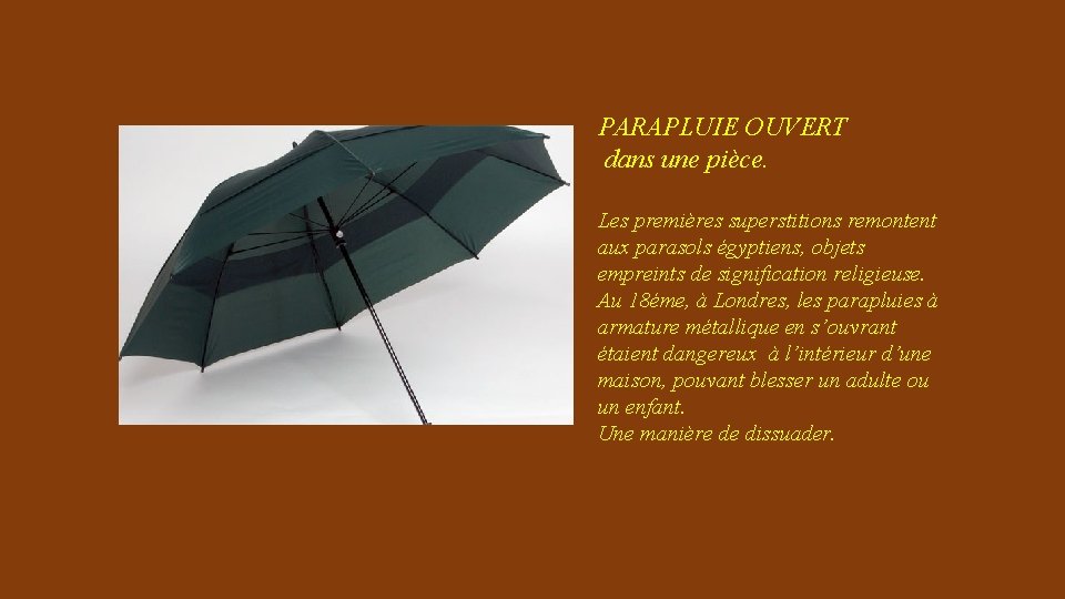 PARAPLUIE OUVERT dans une pièce. Les premières superstitions remontent aux parasols égyptiens, objets empreints