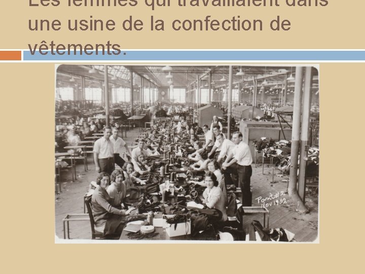 Les femmes qui travaillaient dans une usine de la confection de vêtements. 