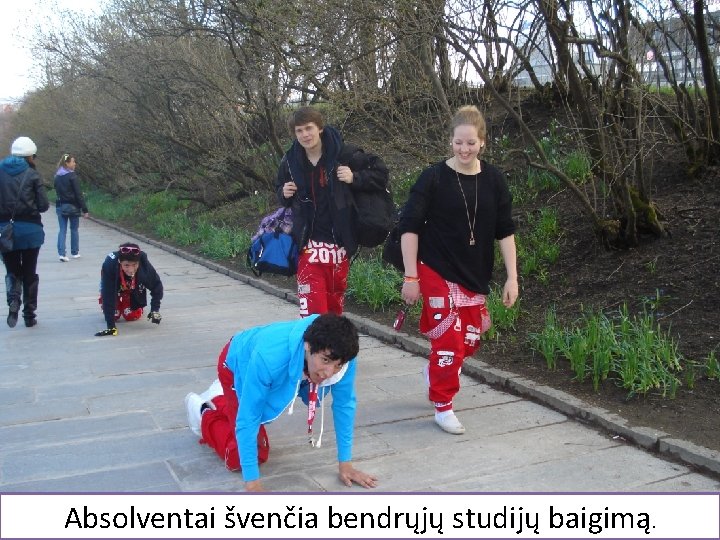 Absolventai švenčia bendrųjų studijų baigimą. 