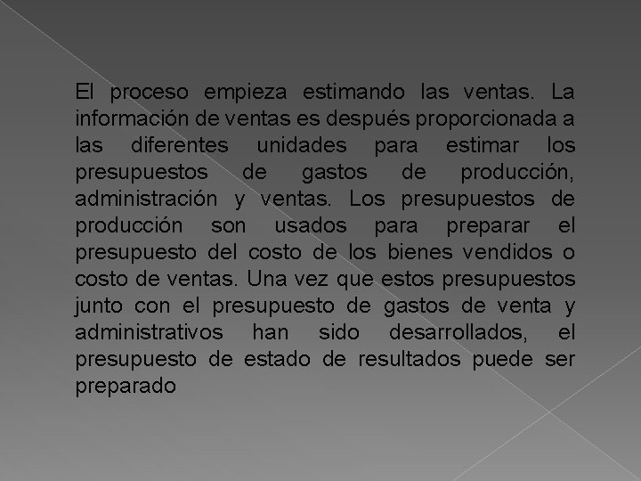 El proceso empieza estimando las ventas. La información de ventas es después proporcionada a