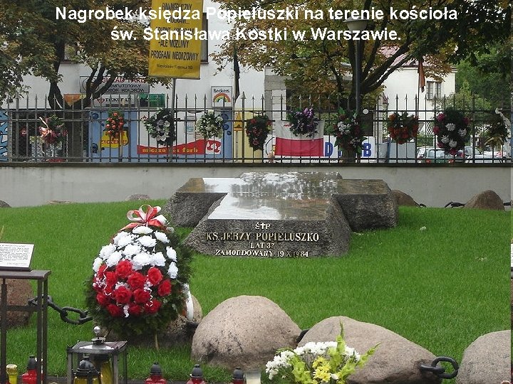 Nagrobek księdza Popiełuszki na terenie kościoła św. Stanisława Kostki w Warszawie. 