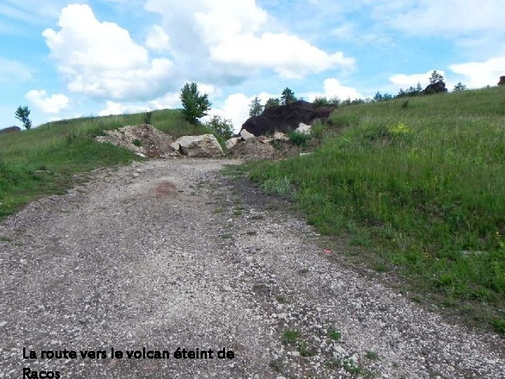 La route vers le volcan éteint de Racos 