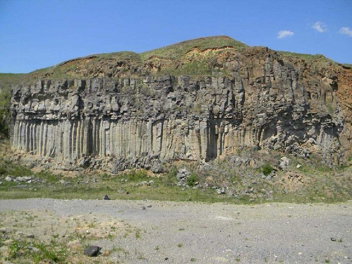 Située dans l’ouest de Montagnes Persani près de la carrière de basaltes de Racos,