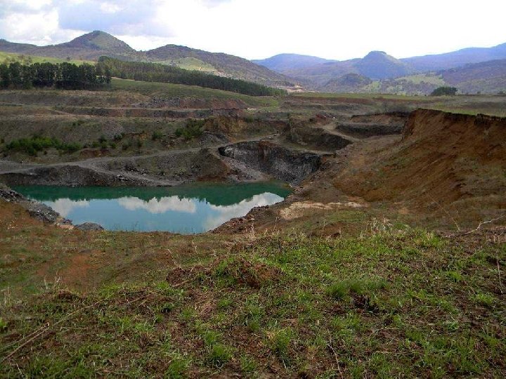 A environ 300 m. au nord de colonnes se trouve la Carrière Brazi avec