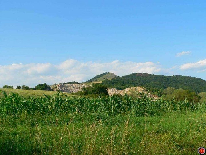 Tipia Racosului (820 m d'altitude) est un piton rocheux et nu dans le sud,