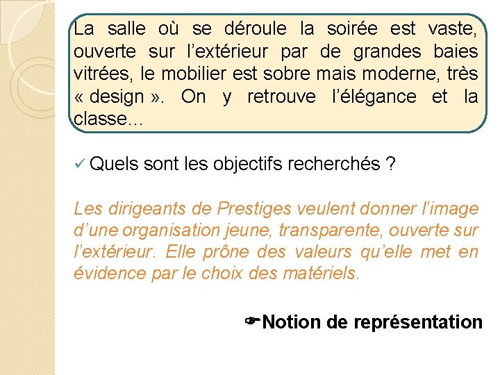 La salle où se déroule la soirée est vaste, ouverte sur l’extérieur par de