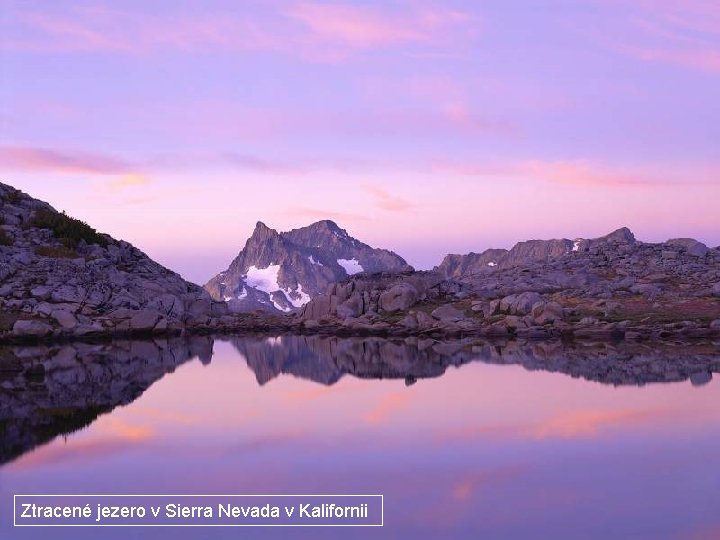 Ztracené jezero v Sierra Nevada v Kalifornii 