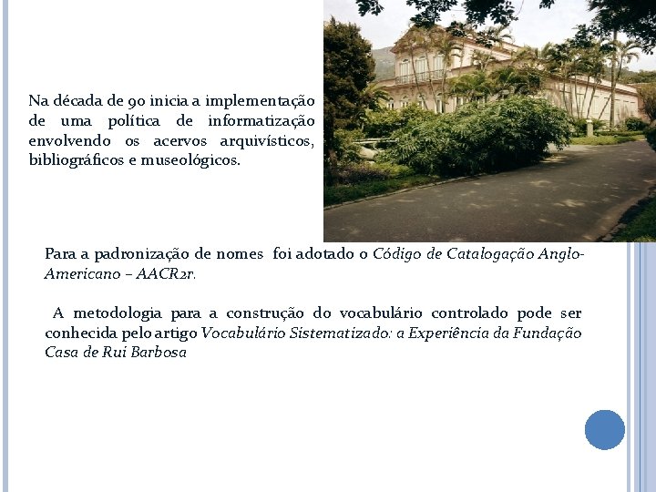 Na década de 90 inicia a implementação de uma política de informatização envolvendo os Na década de 90 inicia a implementação de uma política de informatização envolvendo os