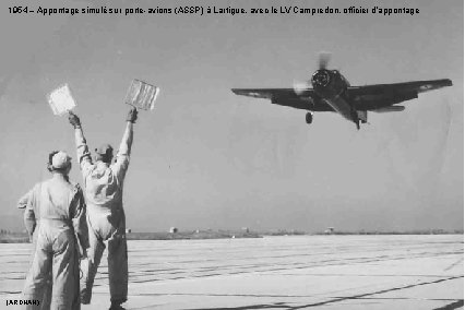 1954 – Appontage simulé sur porte-avions (ASSP) à Lartigue, avec le LV Campredon, officier