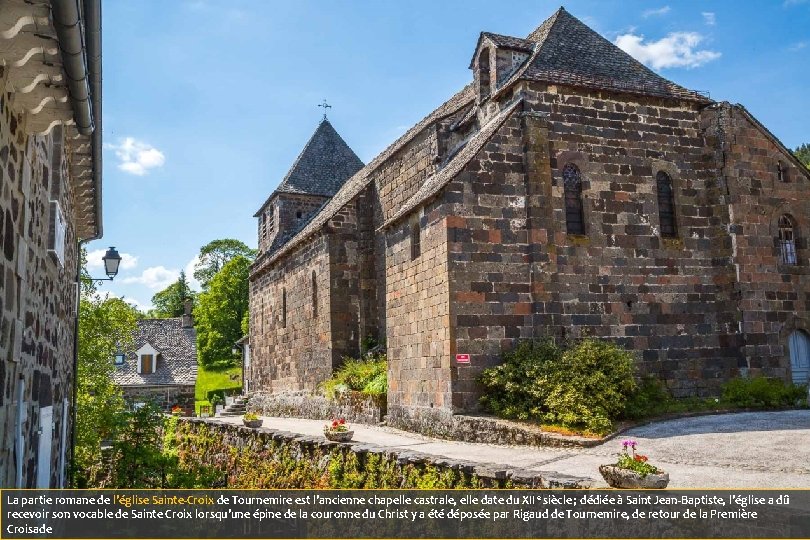 La partie romane de l'église Sainte-Croix de Tournemire est l'ancienne chapelle castrale, elle date