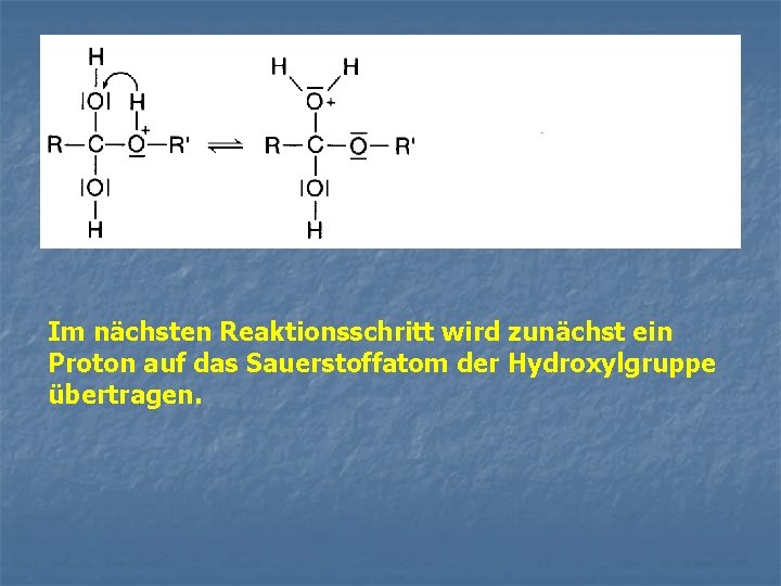 Im nächsten Reaktionsschritt wird zunächst ein Proton auf das Sauerstoffatom der Hydroxylgruppe übertragen. 