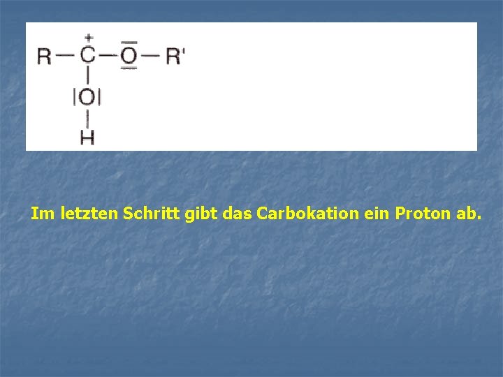 Im letzten Schritt gibt das Carbokation ein Proton ab. 