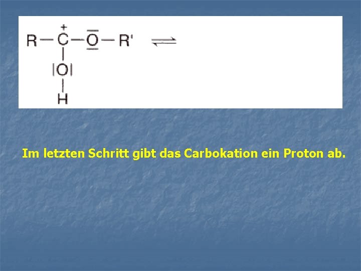 Im letzten Schritt gibt das Carbokation ein Proton ab. 