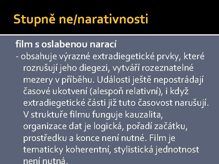 Stupně ne/narativnosti film s oslabenou narací - obsahuje výrazné extradiegetické prvky, které rozrušují jeho