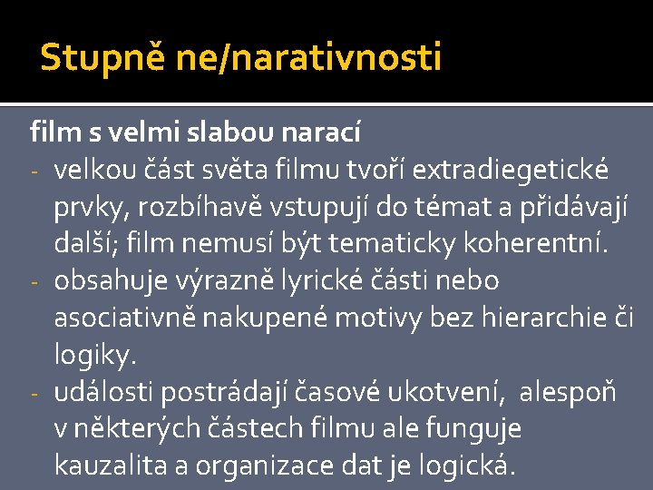 Stupně ne/narativnosti film s velmi slabou narací - velkou část světa filmu tvoří extradiegetické