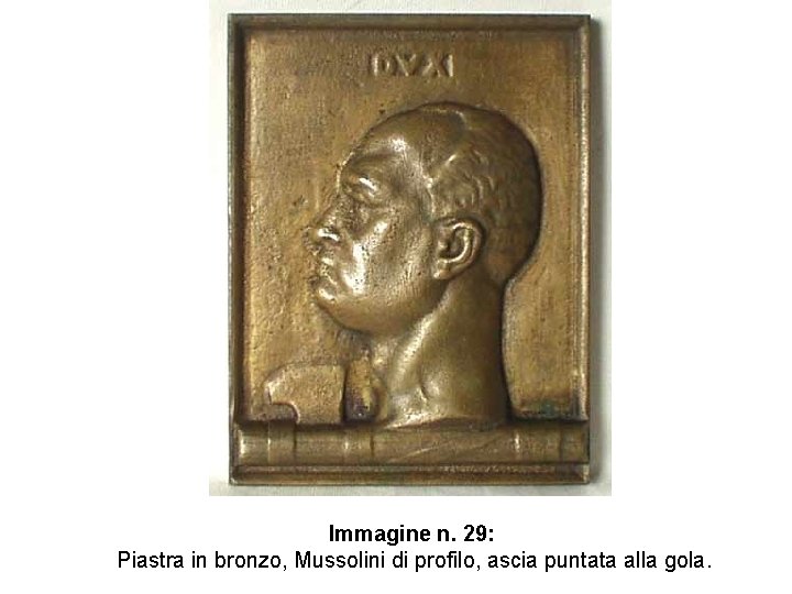 Immagine n. 29: Piastra in bronzo, Mussolini di profilo, ascia puntata alla gola. 