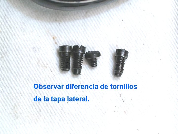 Observar diferencia de tornillos de la tapa lateral. 