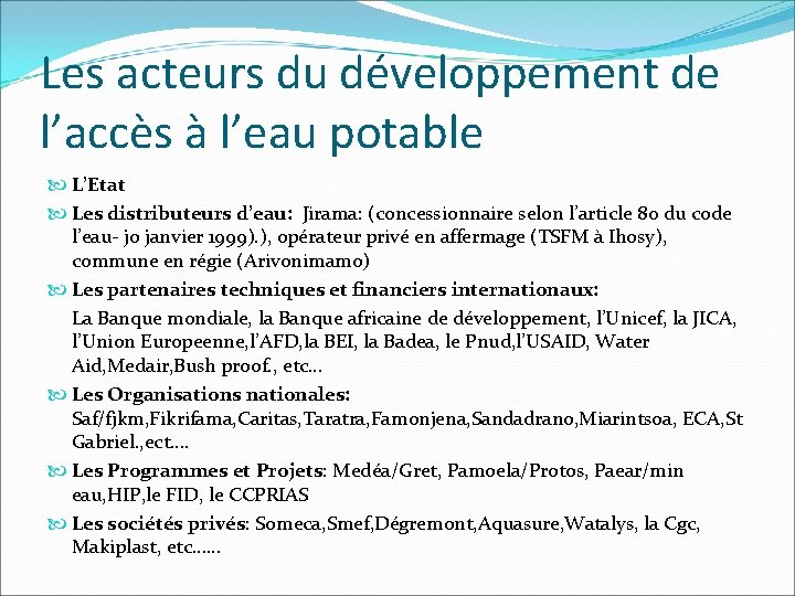 Les acteurs du développement de l’accès à l’eau potable L’Etat Les distributeurs d’eau: Jirama: