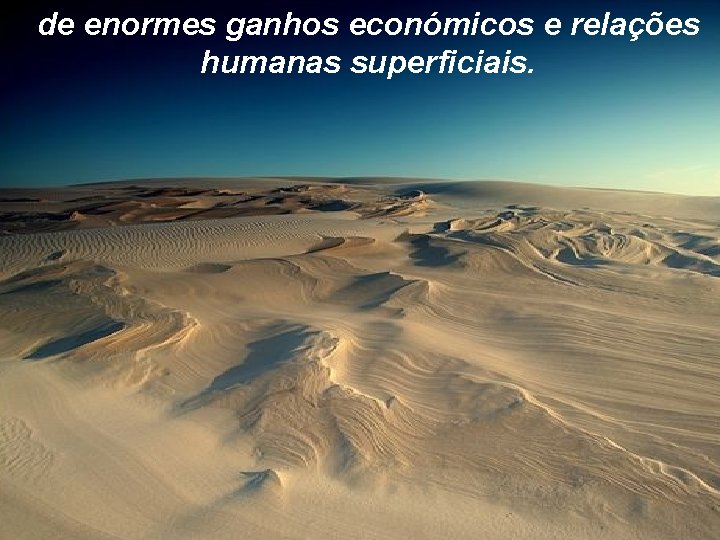 de enormes ganhos económicos e relações humanas superficiais. 