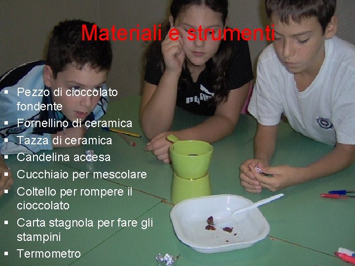 Materiali e strumenti § Pezzo di cioccolato fondente § Fornellino di ceramica § Tazza