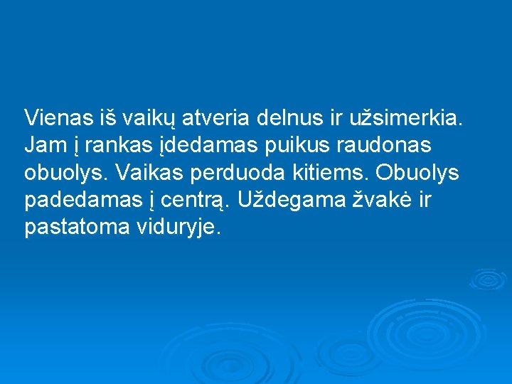  Vienas iš vaikų atveria delnus ir užsimerkia. Jam į rankas įdedamas puikus raudonas