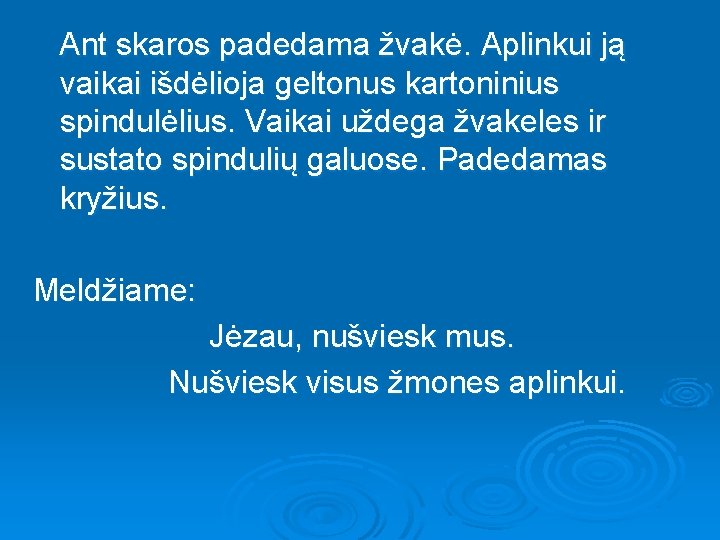  Ant skaros padedama žvakė. Aplinkui ją vaikai išdėlioja geltonus kartoninius spindulėlius. Vaikai uždega