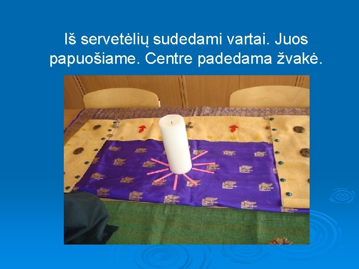  Iš servetėlių sudedami vartai. Juos papuošiame. Centre padedama žvakė. 