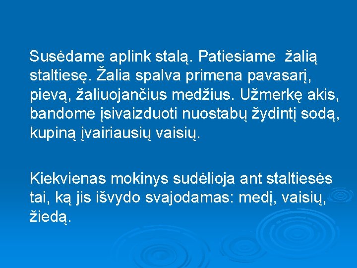  Susėdame aplink stalą. Patiesiame žalią staltiesę. Žalia spalva primena pavasarį, pievą, žaliuojančius medžius.