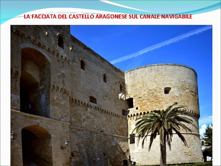 LA FACCIATA DEL CASTELLO ARAGONESE SUL CANALE NAVIGABILE 