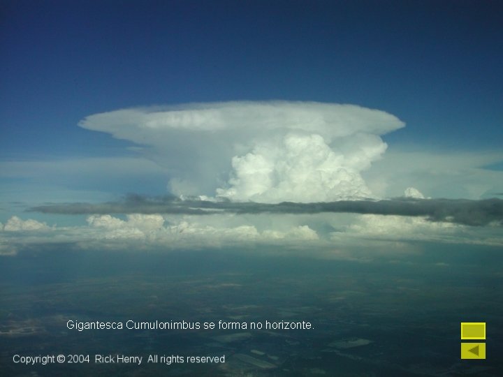 Gigantesca Cumulonimbus se forma no horizonte. 