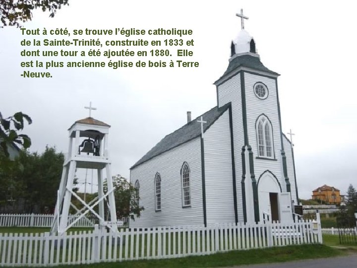 Tout à côté, se trouve l’église catholique de la Sainte-Trinité, construite en 1833 et