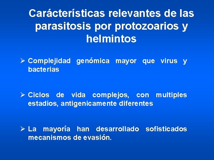 Carácterísticas relevantes de las parasitosis por protozoarios y helmintos Ø Complejidad genómica mayor que