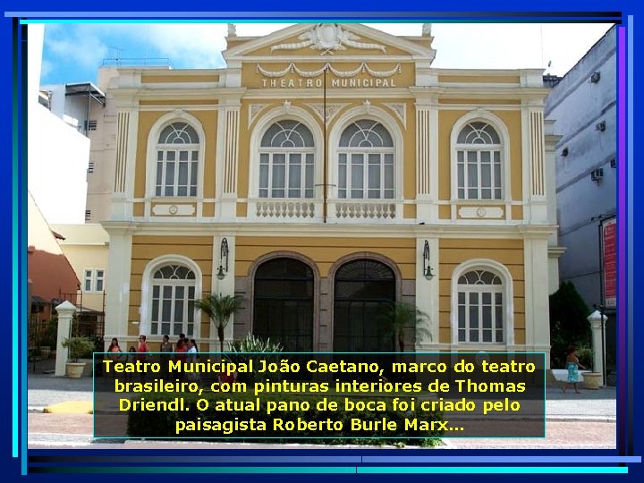 Teatro Municipal João Caetano, marco do teatro brasileiro, com pinturas interiores de Thomas Driendl.