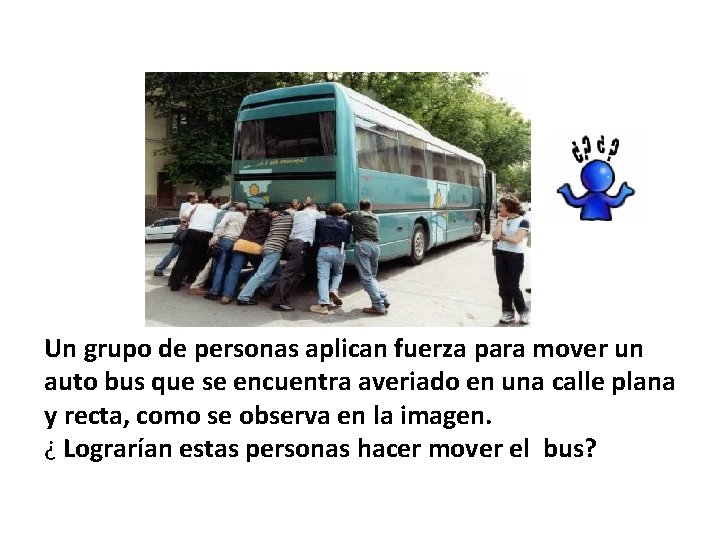 Un grupo de personas aplican fuerza para mover un auto bus que se encuentra