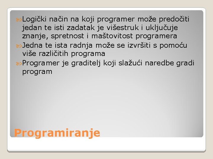  Logički način na koji programer može predočiti jedan te isti zadatak je višestruk