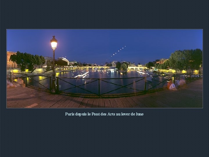 Paris depuis le Pont des Arts au lever de lune Paris depuis le Pont des Arts au lever de lune