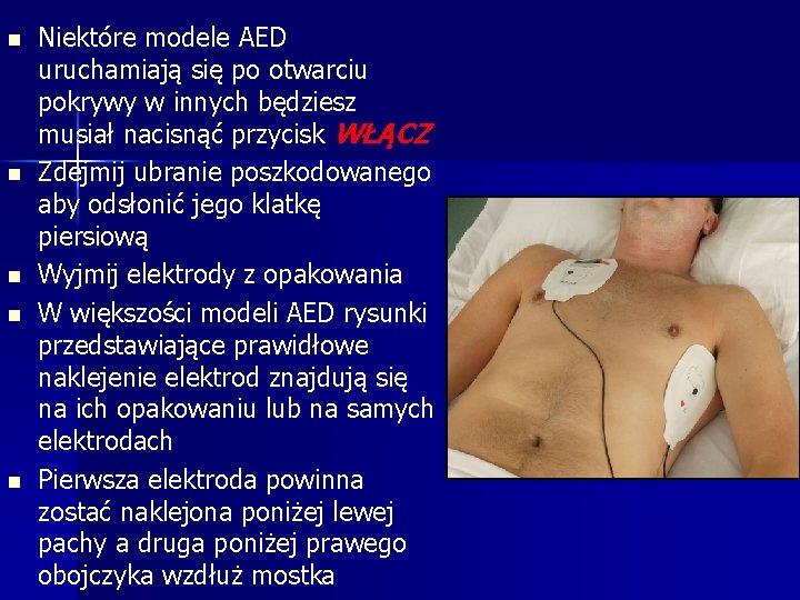 n n n Niektóre modele AED uruchamiają się po otwarciu pokrywy w innych będziesz