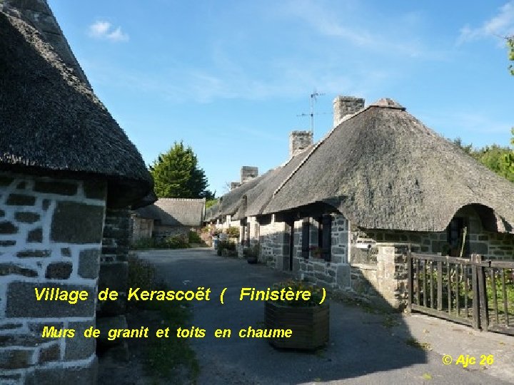 Village de Kerascoët ( Finistère ) Murs de granit et toits en chaume ©