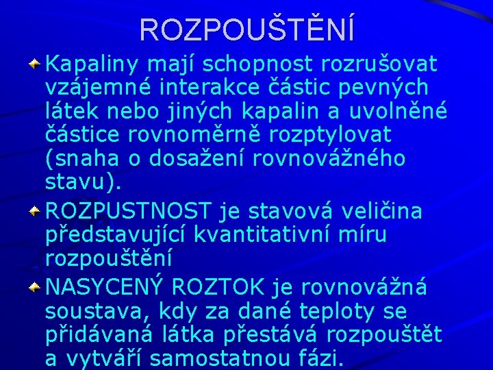 ROZPOUŠTĚNÍ Kapaliny mají schopnost rozrušovat vzájemné interakce částic pevných látek nebo jiných kapalin a