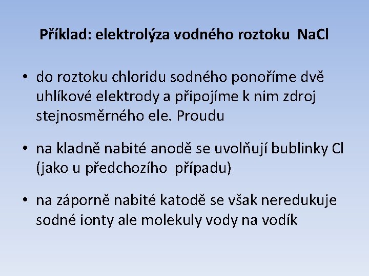 Příklad: elektrolýza vodného roztoku Na. Cl • do roztoku chloridu sodného ponoříme dvě uhlíkové