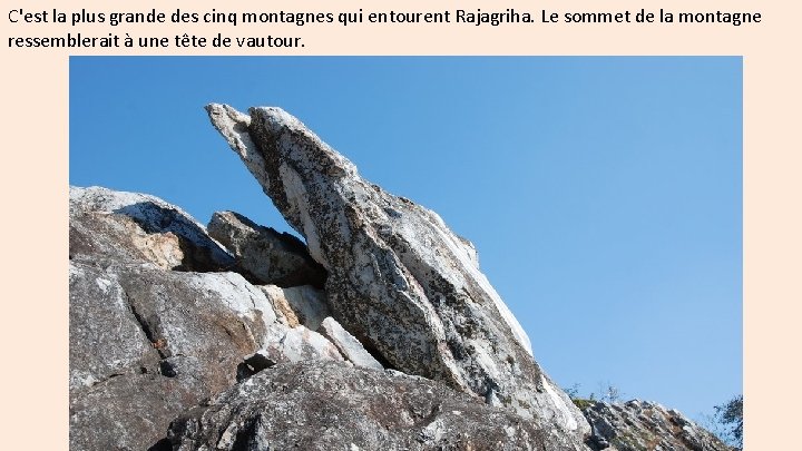 C'est la plus grande des cinq montagnes qui entourent Rajagriha. Le sommet de la