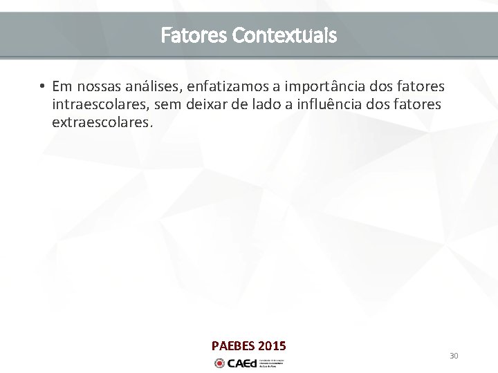 Fatores Contextuais • Em nossas análises, enfatizamos a importância dos fatores intraescolares, sem deixar