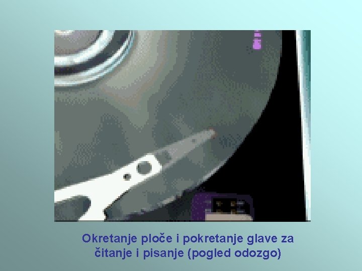 Okretanje ploče i pokretanje glave za čitanje i pisanje (pogled odozgo) Okretanje ploče i pokretanje glave za čitanje i pisanje (pogled odozgo)