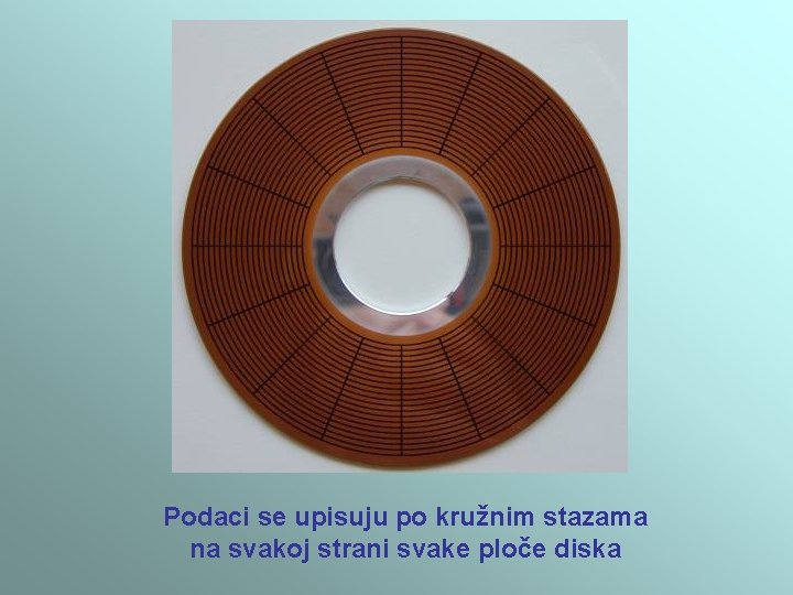Podaci se upisuju po kružnim stazama na svakoj strani svake ploče diska Podaci se upisuju po kružnim stazama na svakoj strani svake ploče diska