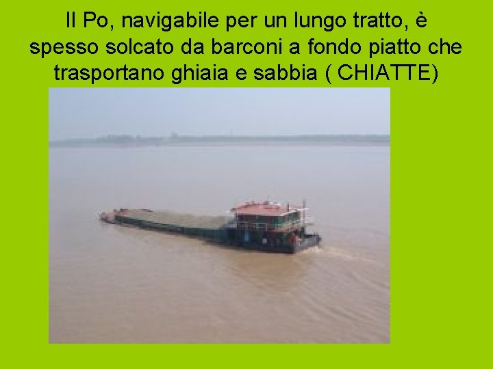 Il Po, navigabile per un lungo tratto, è spesso solcato da barconi a fondo